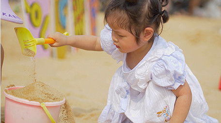 可爱风小女孩沙滩铲沙4K实拍视频