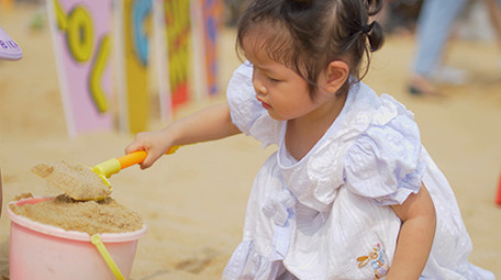 可爱风小女孩沙滩铲沙4K实拍视频