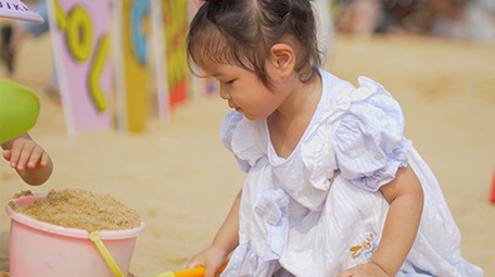 可爱风小女孩沙滩铲沙4K实拍视频