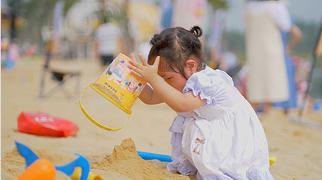 可爱儿童小女孩用手玩沙4K实拍视频