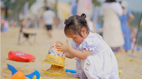 可爱儿童小女孩用手玩沙4K实拍视频