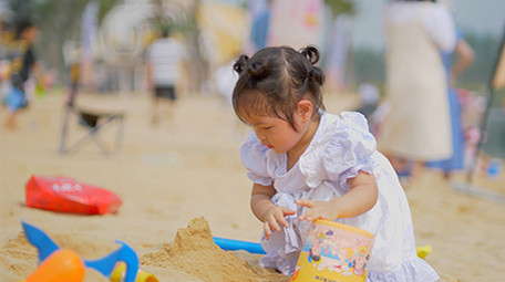 可爱儿童小女孩用手玩沙4K实拍视频