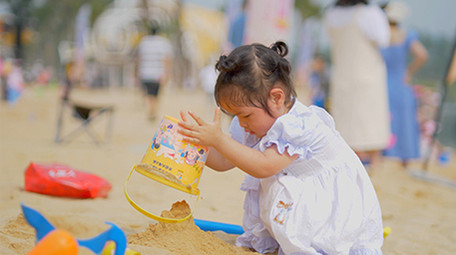 可爱儿童小女孩用手玩沙4K实拍视频