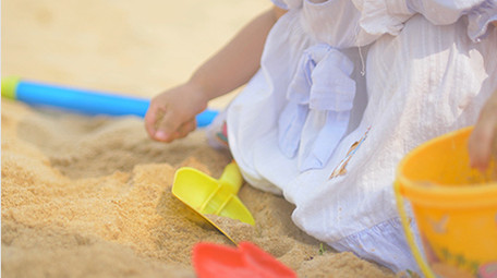 可爱儿童小女孩用手向沙桶抓沙4K实拍视频