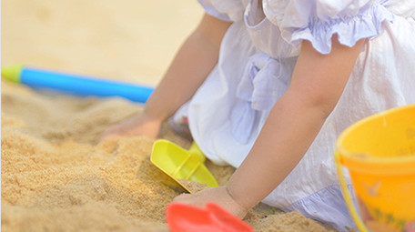 可爱儿童小女孩用手向沙桶抓沙4K实拍视频