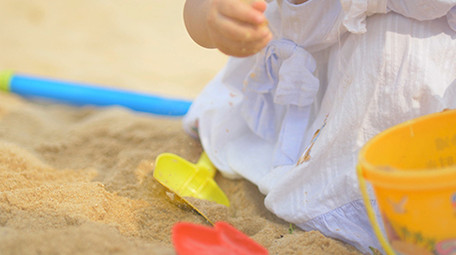 可爱儿童小女孩用手向沙桶抓沙4K实拍视频