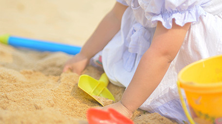 可爱儿童小女孩用手向沙桶抓沙4K实拍视频