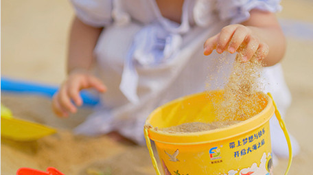 可爱风小女孩用手抓沙4K实拍视频