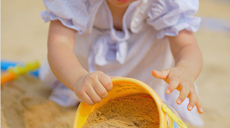 可爱风小女孩用手抓沙4K实拍视频