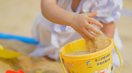 可爱风小女孩用手抓沙4K实拍视频