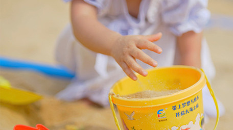 可爱风小女孩用手抓沙4K实拍视频