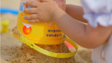 可爱风小女孩沙滩玩耍4K实拍视频