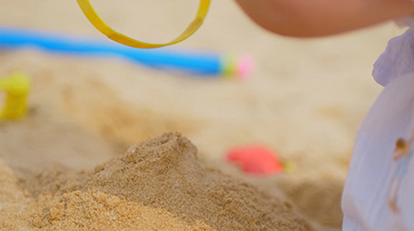 可爱风小女孩沙滩玩耍4K实拍视频