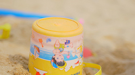 可爱风小女孩沙滩玩耍4K实拍视频