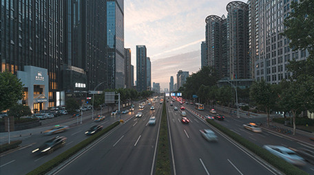 城市交通车来车往日转夜延时视频