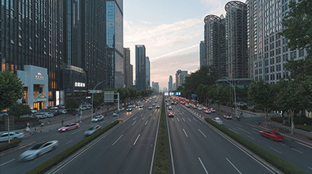 城市交通车来车往日转夜延时视频