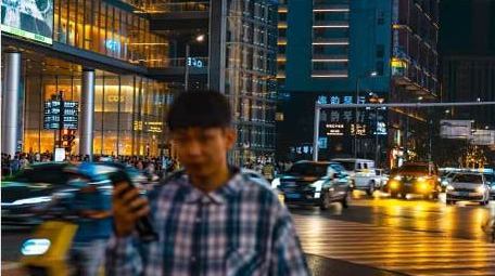 城市夜景实拍长沙五一广场斑马线交通人流延