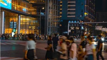 城市夜景实拍长沙五一广场斑马线交通人流延