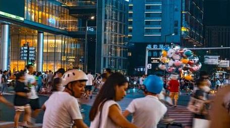 城市夜景实拍长沙五一广场斑马线交通人流延