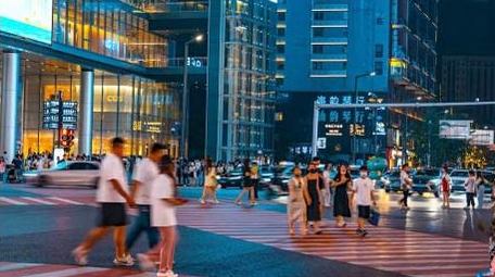 城市夜景实拍长沙五一广场斑马线交通人流延