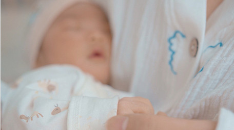 人物婴儿妈妈牵婴儿小手4K视频素材