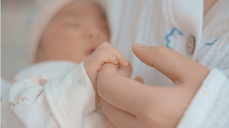 人物婴儿妈妈牵婴儿小手4K视频素材