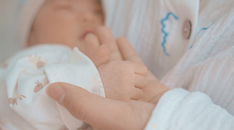 人物婴儿妈妈牵婴儿小手4K视频素材