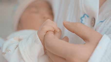 人物婴儿妈妈牵婴儿小手4K视频素材