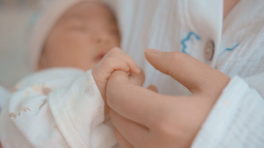 人物婴儿妈妈牵婴儿小手4K视频素材