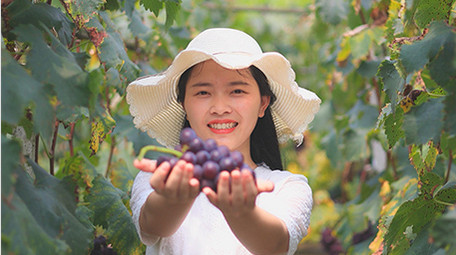 人物形象美女手拿葡萄微笑4K实拍视频素材