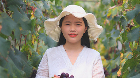 人物形象美女手拿葡萄微笑4K实拍视频素材