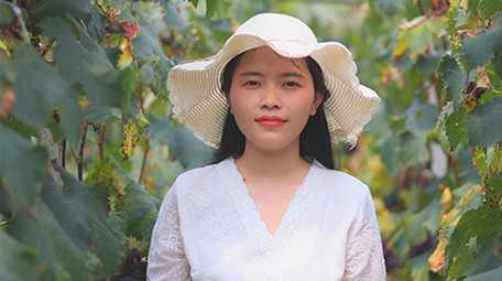 人物形象美女手拿葡萄微笑4K实拍视频素材