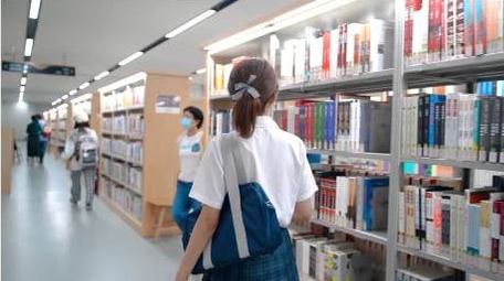 甜美女孩周末闲逛图书馆4K实拍