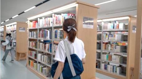 甜美女孩周末闲逛图书馆4K实拍