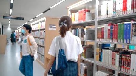 甜美女孩周末闲逛图书馆4K实拍