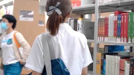 甜美女孩周末闲逛图书馆4K实拍