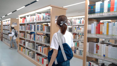 甜美女孩周末闲逛图书馆4K实拍