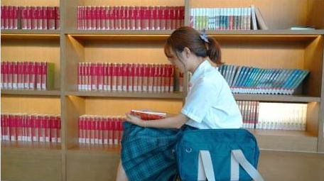 甜美女孩图书馆查阅资料学习4K实拍