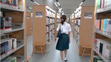 甜美女孩图书馆查阅资料学习4K实拍