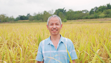 农业人像农民伯伯对着镜头微笑