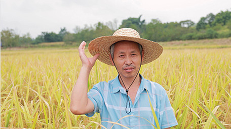 农业人像农民伯伯对着镜头微笑