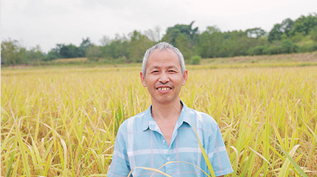 农业人像农民伯伯对着镜头微笑