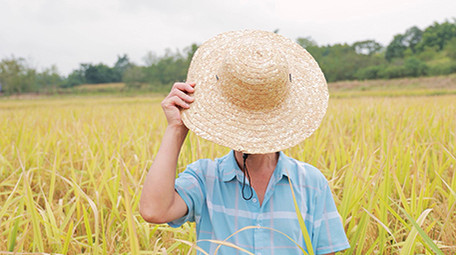 农业人像农民伯伯对着镜头微笑