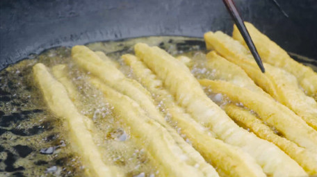 美食早餐小吃油条炸油条4K实拍