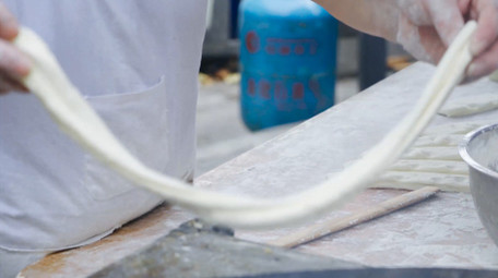 美食早餐小吃油条炸油条4K实拍