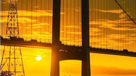 日出朝霞大桥太阳从大桥钻出延时