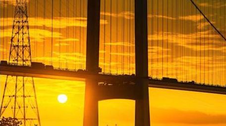 日出朝霞大桥太阳从大桥钻出延时