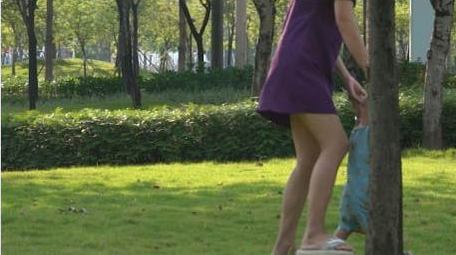 人文生活家庭陪伴婴儿学走路视频