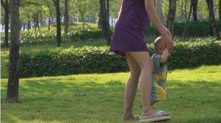 人文生活家庭陪伴婴儿学走路视频