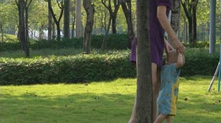 人文生活家庭陪伴婴儿学走路视频